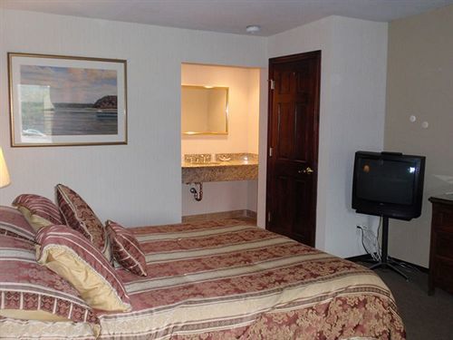 Chalet Inn & Suites Centerport Buitenkant foto