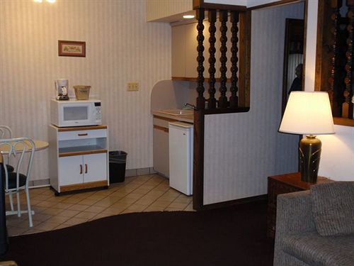 Chalet Inn & Suites Centerport Buitenkant foto
