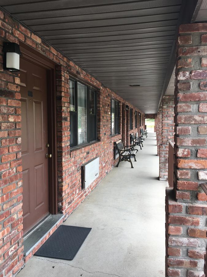 Chalet Inn & Suites Centerport Buitenkant foto