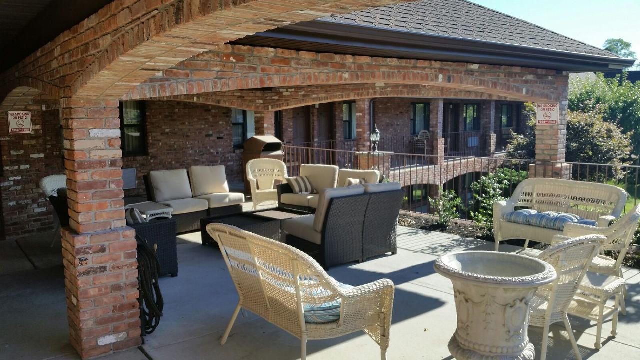 Chalet Inn & Suites Centerport Buitenkant foto